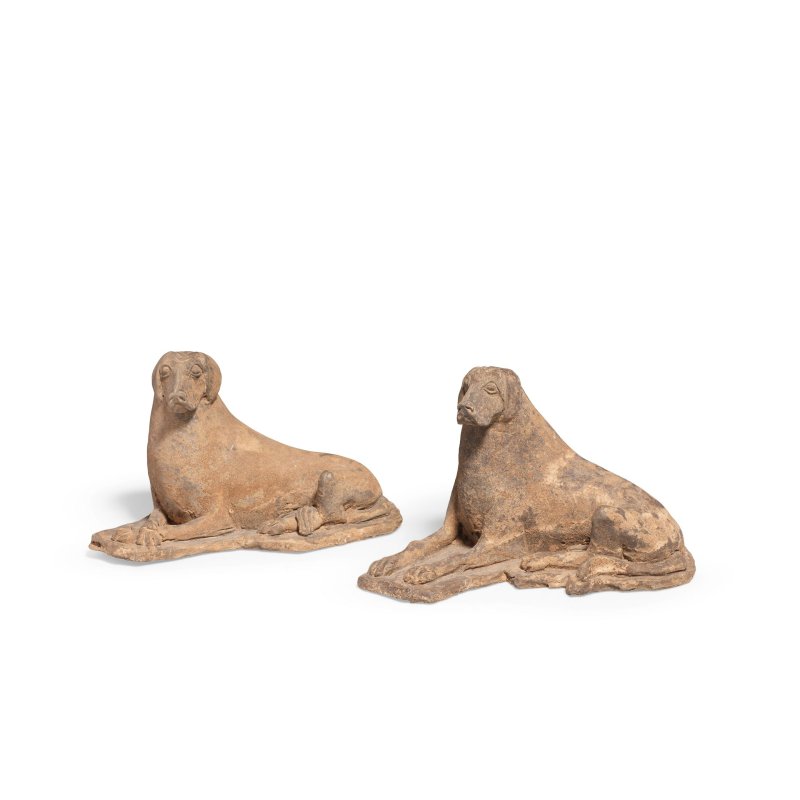 東魏 灰陶臥犬一對 | A PAIR OF POTTERY MODELS OF RECUMBENT HOUNDS