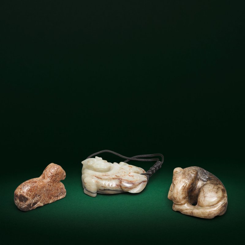 或明 玉雕螭龍紋把件 或二十世紀 玉雕馬兩件 | A PALE GREEN AND RUSSET JADE CHILONG CARVING AND TWO HORSE CARVINGS