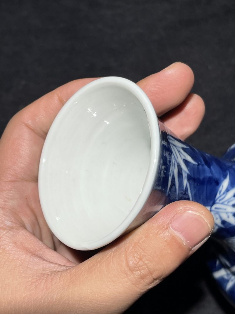 清晚期 青花留白龙纹小赏瓶 - 图9