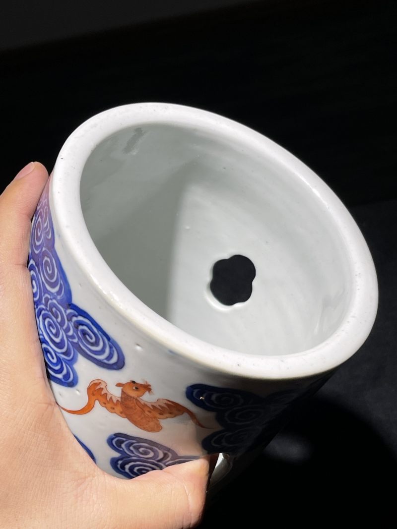 清宣统 青花矾红洪福齐天纹镂空帽筒一对 - 图7