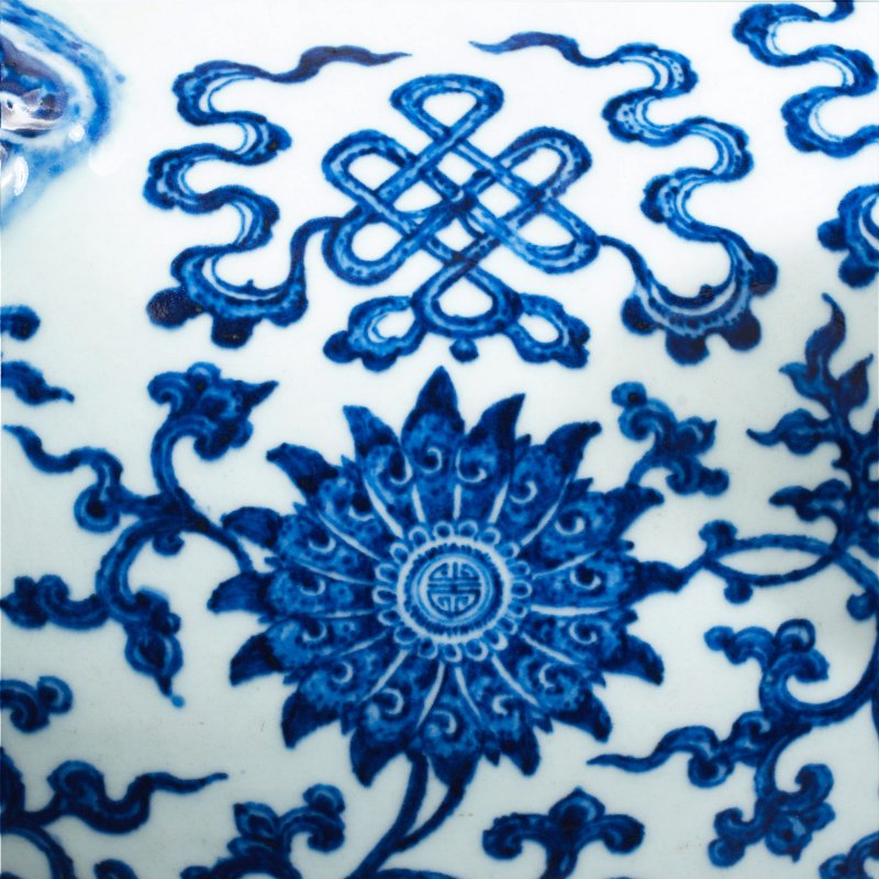清乾隆 青花纏枝蓮八吉祥紋鋪首耳壺 | A VERY RARE LARGE IMPERIAL MING-STYLE BLUE AND WHITE 'BAJIXIANG' VASE, HU - 图14