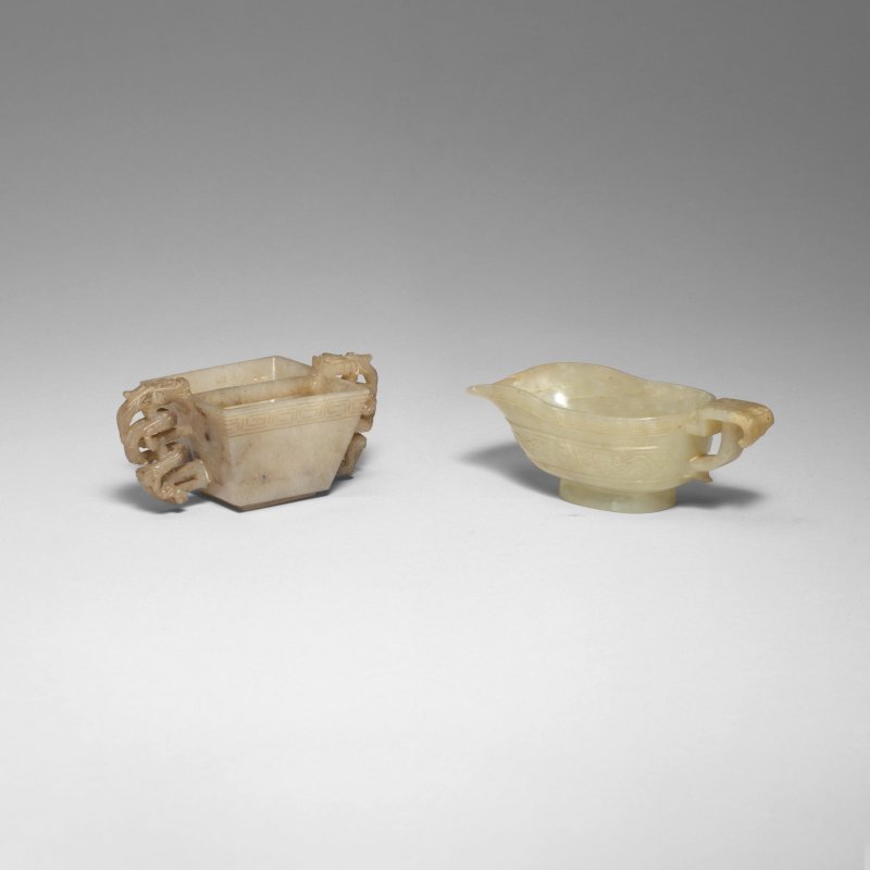 明 青玉龍耳方杯 及青玉夔龍紋匜 一組兩件 | A RARE PALE GREEN JADE SQUARE BOWL WITH DRAGON HANDLES, DOU; TOGETHER WITH A PALE GREEN JADE POURING VESSEL, YI - 图5