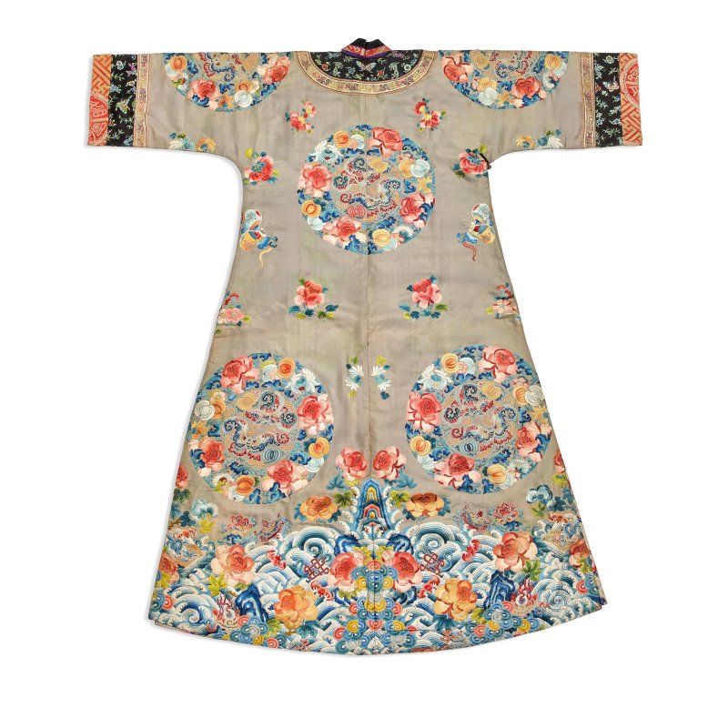 十九世紀 淡藍綠地花卉紋袍 | A LIGHT TEAL-GROUND SILK EMBROIDERED LADY'S ROBE - 图2
