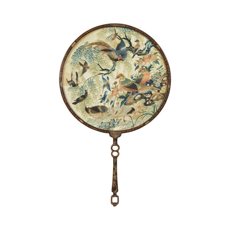 清晚期 緞綉百鳥紋扇一對 | A PAIR OF SILK EMBROIDERED 'HUNDRED BIRDS' FANS - 图3