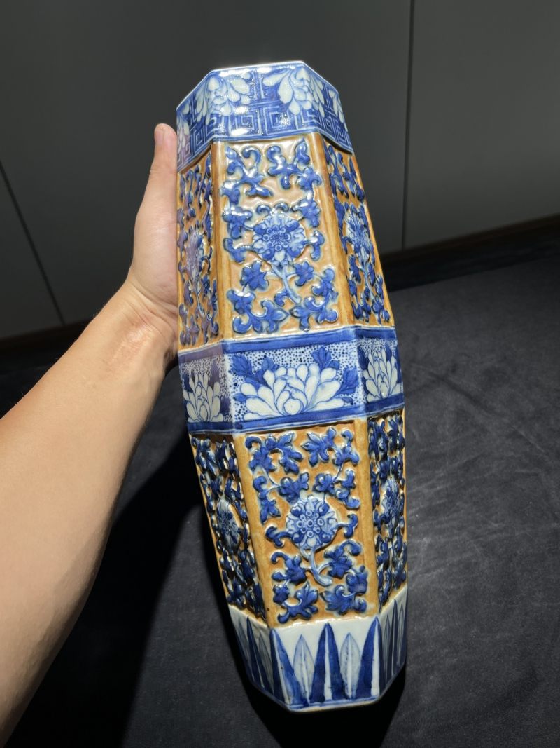 清中期 紫金地青花堆塑花卉纹六方橄榄瓶一对 - 图2
