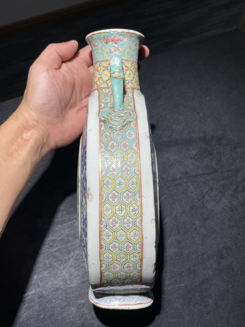 清光绪 粉彩花卉开窗人物纹抱月瓶 - 图4