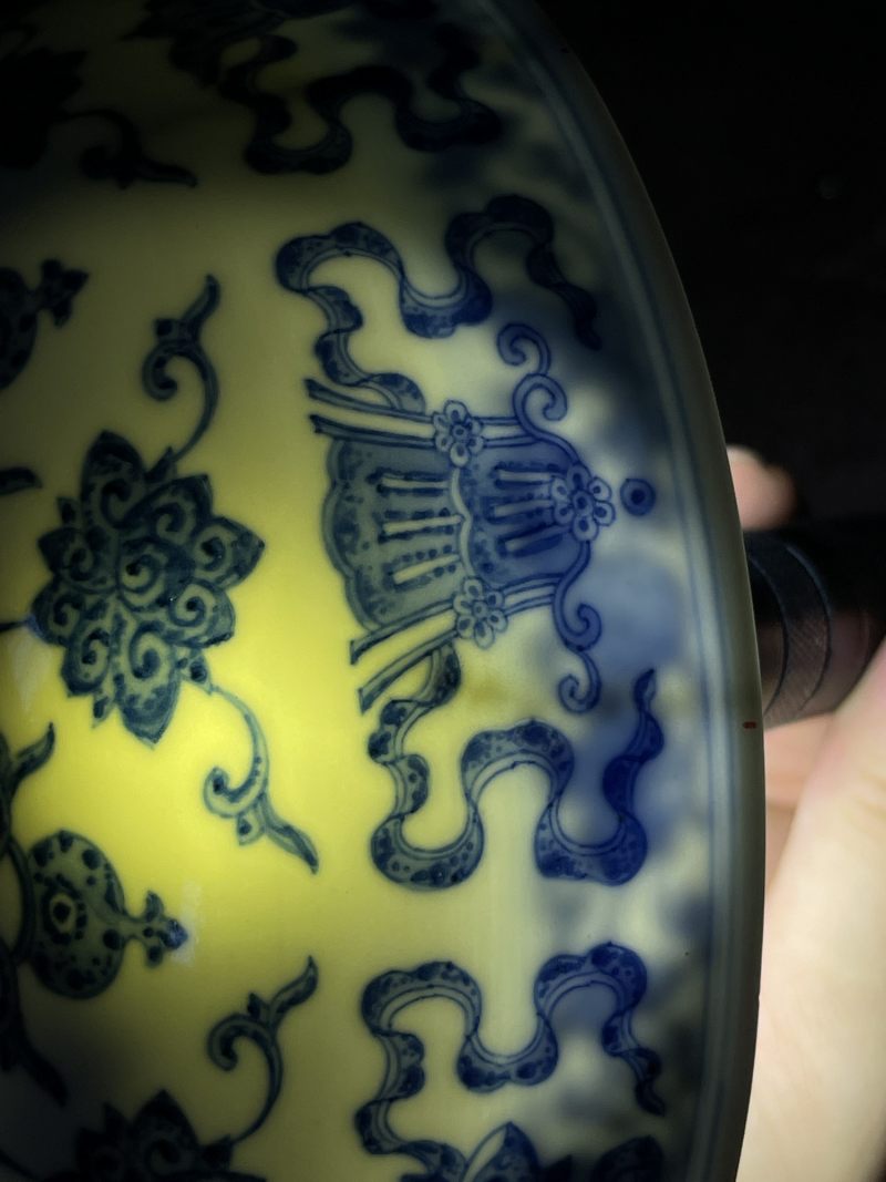 清乾隆 青花莲托八宝纹大碗 - 图13