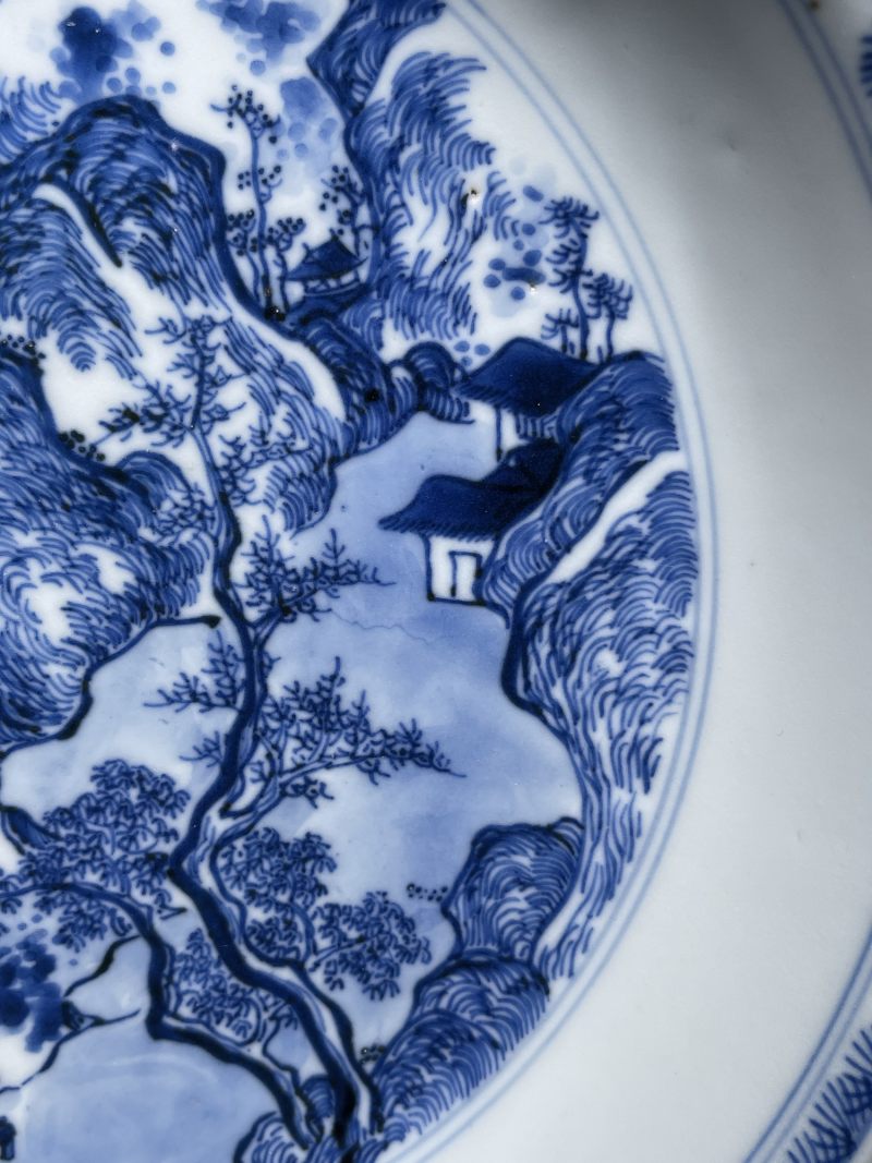 清康熙 青花批麻皴山水纹盘 - 图3
