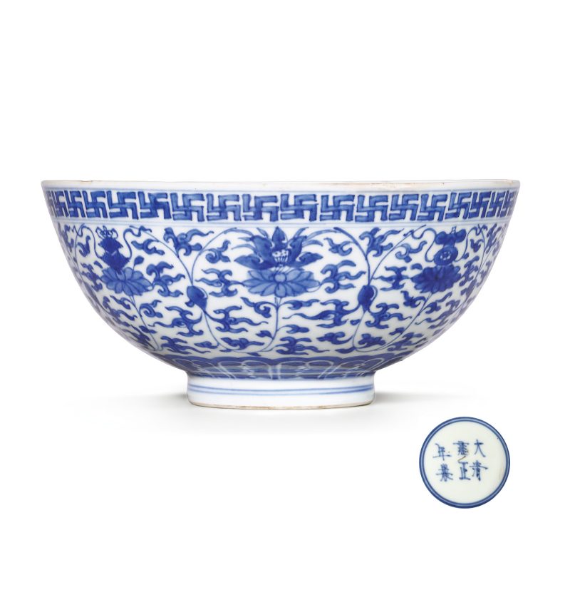 清雍正 青花莲托八宝纹大碗