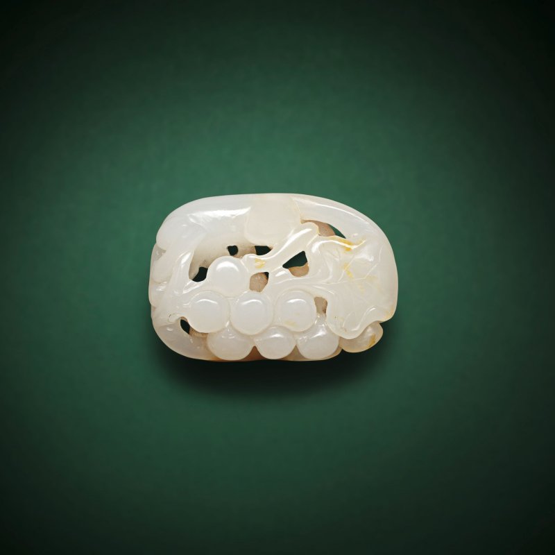 十八世紀 白玉帶皮雕松鼠葡萄紋把件 | A WHITE AND RUSSET JADE 'SQUIRREL AND GRAPES' CARVING - 图4