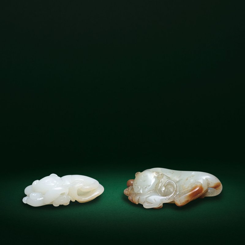十八/十九世紀 玉雕貓捕鼠把件 一組兩件 | A WHITE JADE 'CAT AND KITTEN CATCHING A MOUSE' GROUP; TOGETHER WITH A PALE GREEN AND RUSSET JADE CARVING OF A CAT CATCHING A MOUSE - 图3