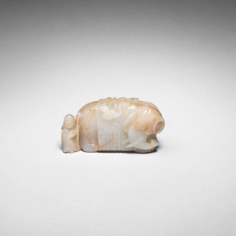 十七/十八世紀 青玉胡人馴象擺件 | A PALE GREEN JADE CARVING OF AN ELEPHANT AND 'FOREIGNER' - 图4