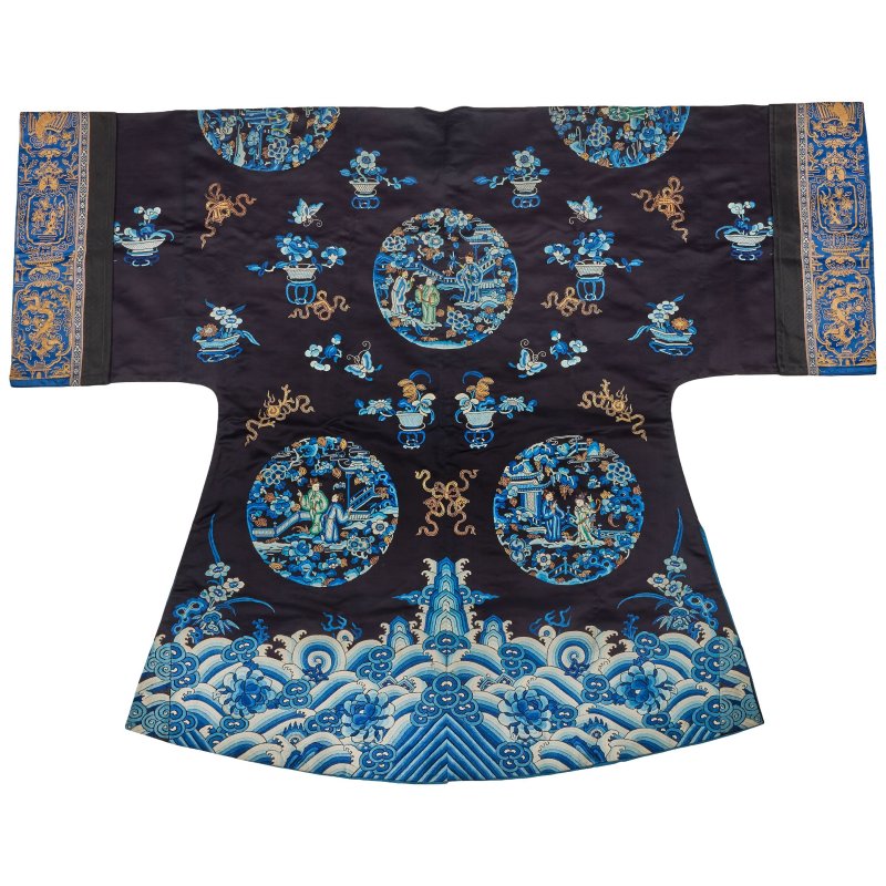 十九世紀 石青地緞綉人物花卉紋外套 | A MIDNIGHT-BLUE GROUND EMBROIDERED INFORMAL OVERCOAT, WAITAO - 图2