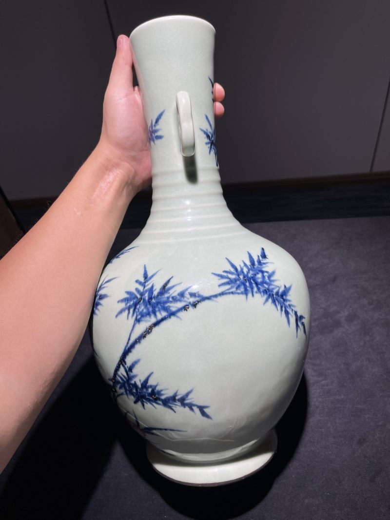 清乾隆 唐英风格豆青地青花釉里红竹石纹七旋瓶 - 图5