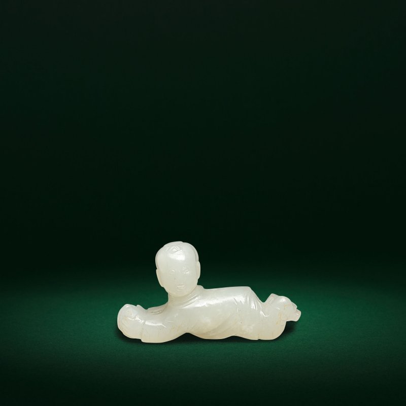 宋/明 白玉戲球童子 | A RARE WHITE JADE CARVING OF A RECUMBENT BOY - 图2