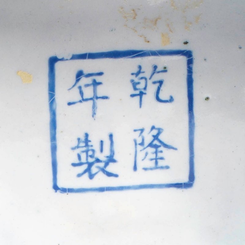 清乾隆 銅胎畫琺琅花卉紋四方蓋罐 | A RARE IMPERIAL-TRIBUTE RUBY-GROUND PAINTED ENAMEL VASE AND COVER, HU - 图12