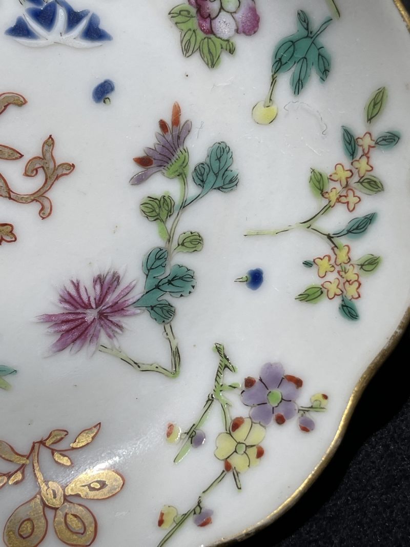 清道光 粉彩描金花卉纹花口盘一对 - 图4