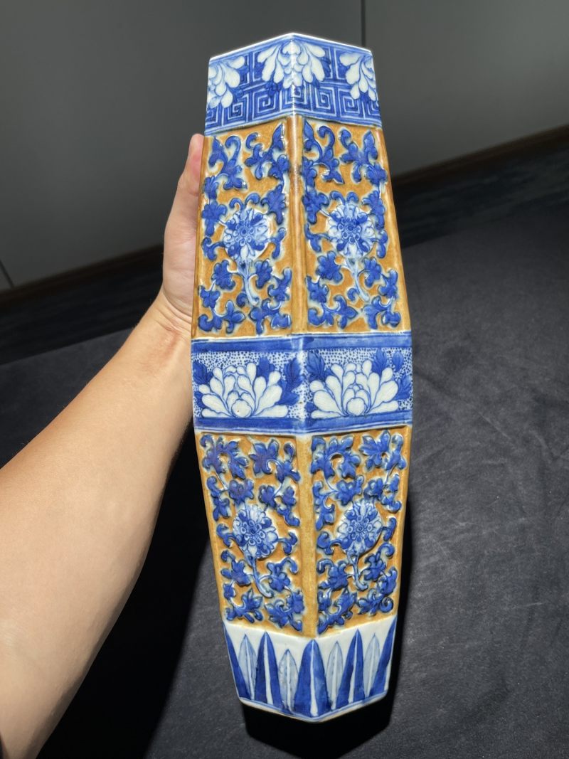 清中期 紫金地青花堆塑花卉纹六方橄榄瓶一对 - 图3