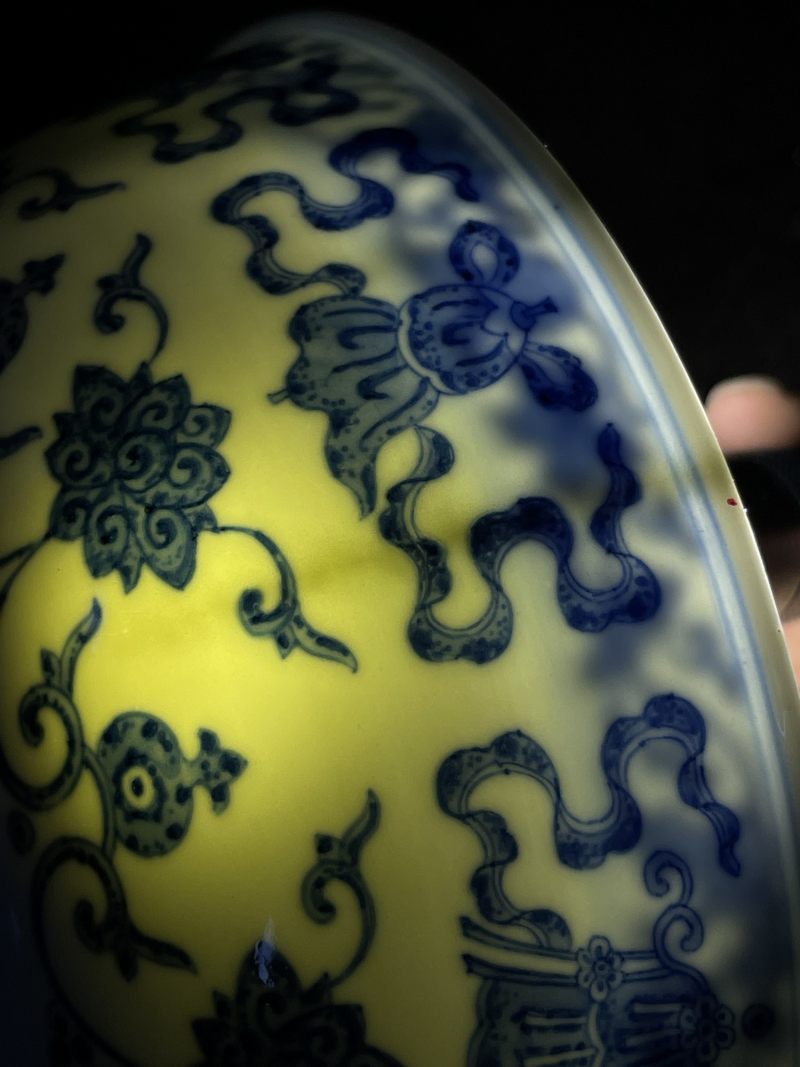 清乾隆 青花莲托八宝纹大碗 - 图14