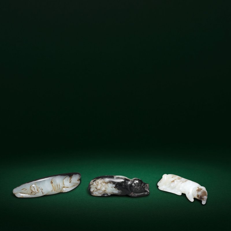 明 玉犬 一組三件 | THREE BLACK AND GREY JADE CARVINGS OF HOUNDS - 图1