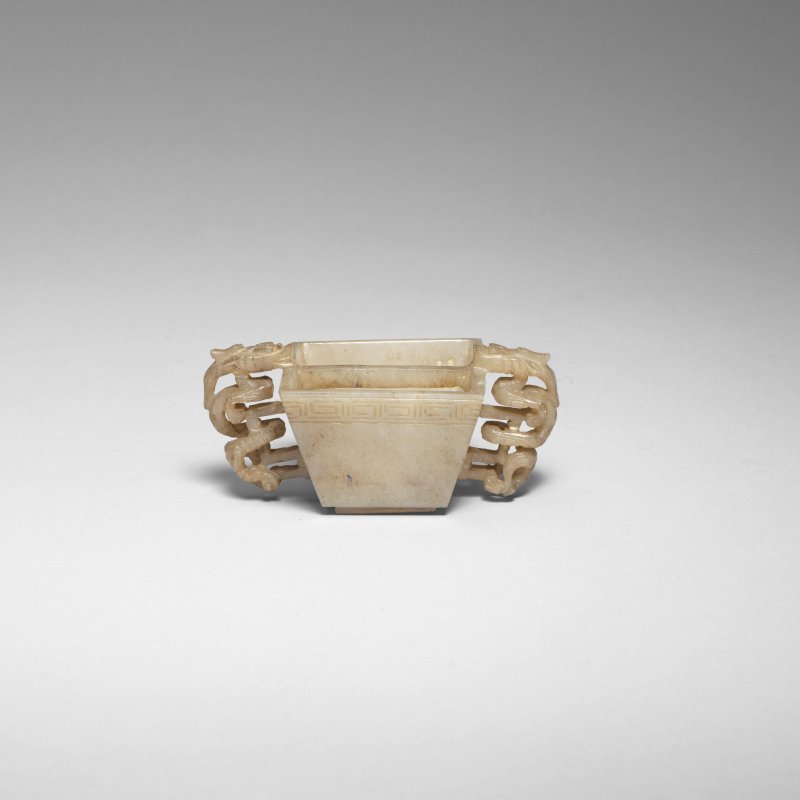 明 青玉龍耳方杯 及青玉夔龍紋匜 一組兩件 | A RARE PALE GREEN JADE SQUARE BOWL WITH DRAGON HANDLES, DOU; TOGETHER WITH A PALE GREEN JADE POURING VESSEL, YI - 图6