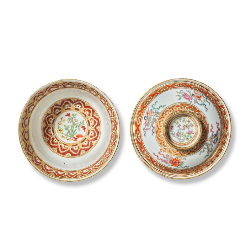 清嘉慶 粉彩八吉祥紋盌一對及蓋一件 | A PAIR OF FAMILLE ROSE 'BUDDHIST EMBLEMS' BOWLS AND A COVER - 图3