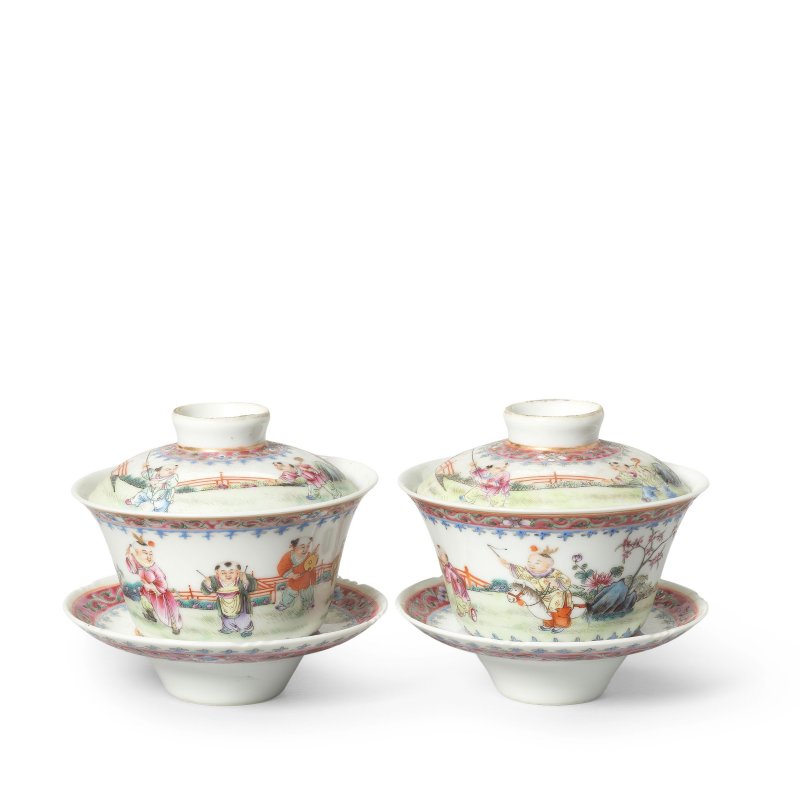 民國 粉彩童子紋蓋盌及座一對 | A PAIR OF FAMILLE ROSE 'BOYS' TEA BOWLS, COVERS AND STANDS - 图1