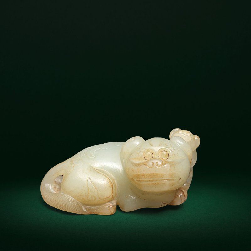 明 青玉帶皮太師少師擺件 | A PALE GREEN AND RUSSET JADE CARVING OF LION AND CUB