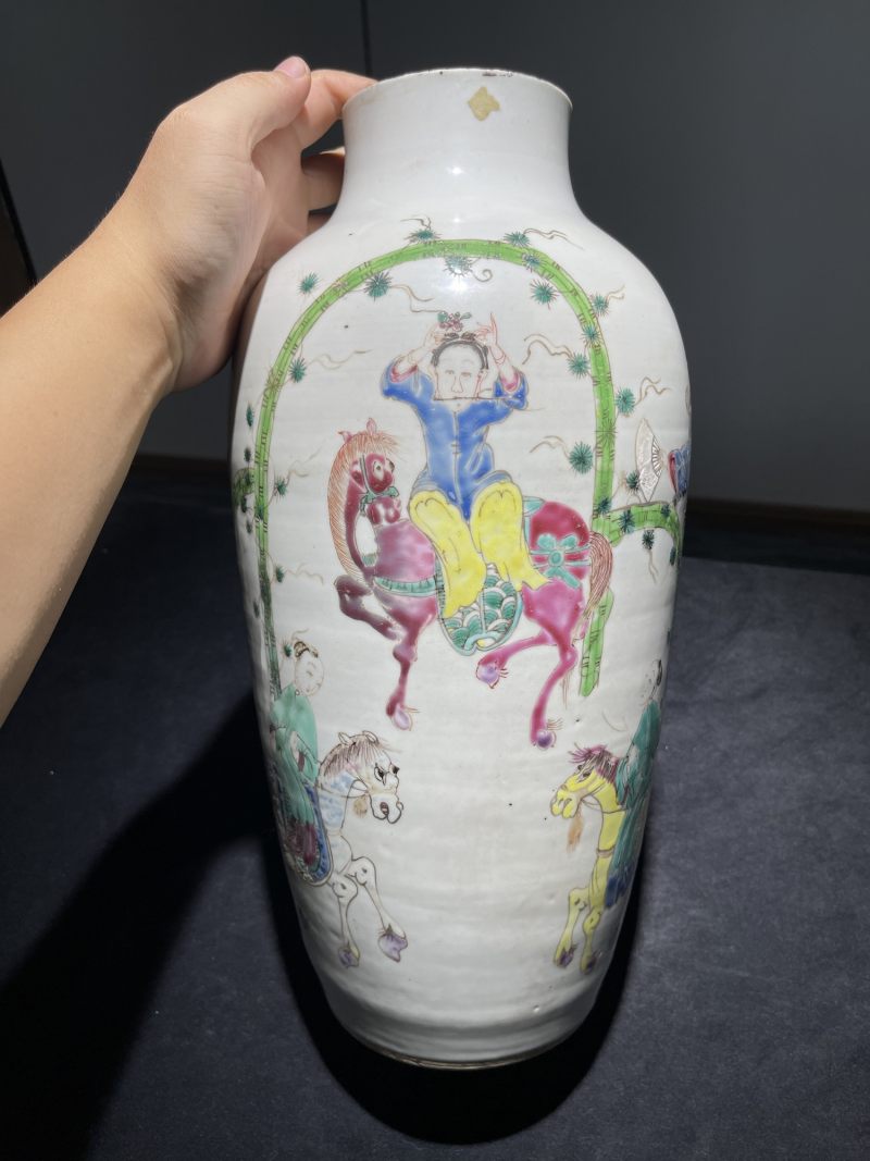 清雍正 粉彩人物瓶两件 - 图2