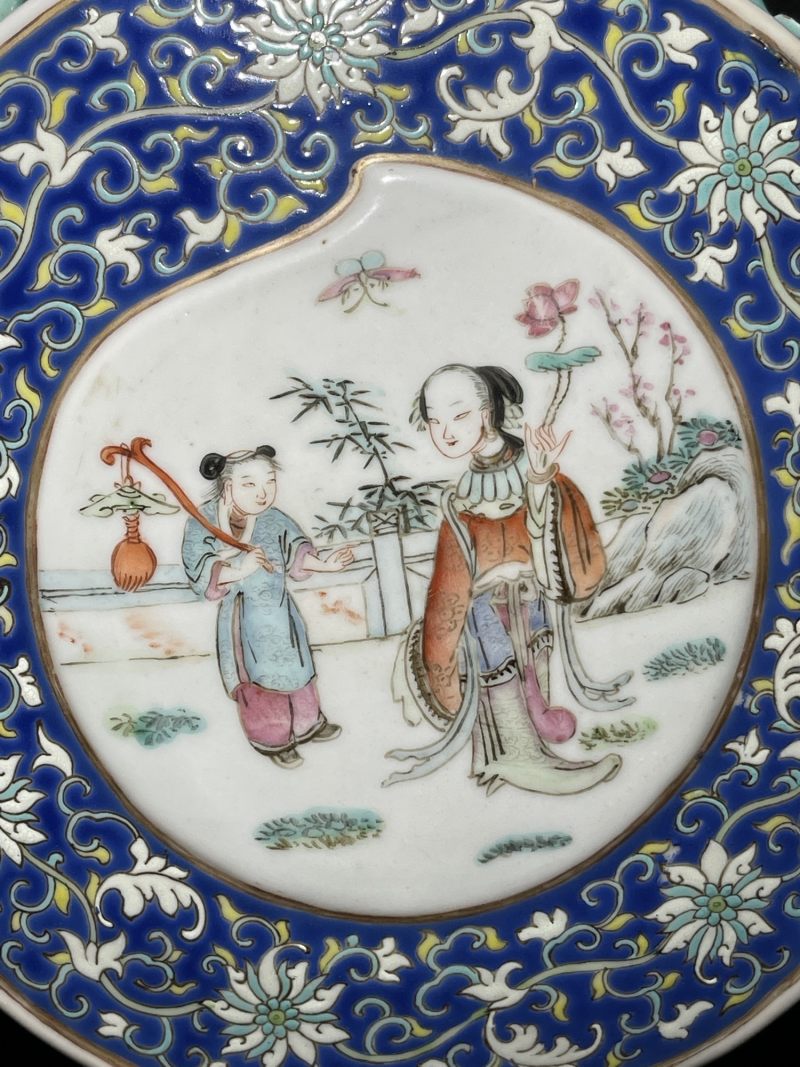 清光绪 粉彩花卉开窗人物纹抱月瓶 - 图5