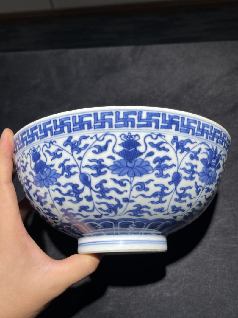 清雍正 青花莲托八宝纹大碗 - 图2