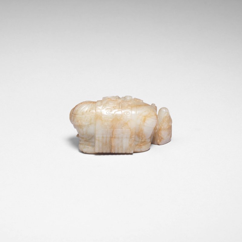 十七/十八世紀 青玉胡人馴象擺件 | A PALE GREEN JADE CARVING OF AN ELEPHANT AND 'FOREIGNER' - 图5