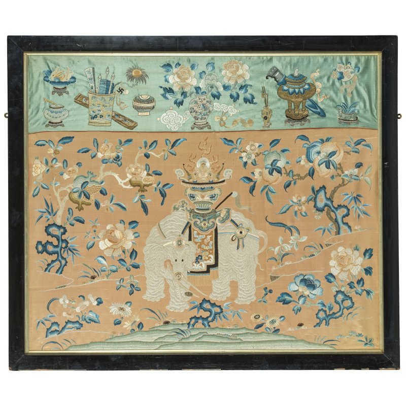 十八/十九世紀 杏地刺繡太平有象掛屏 | AN APRICOT-GROUND EMBROIDERED SILK 'ELEPHANT' PANEL - 图2