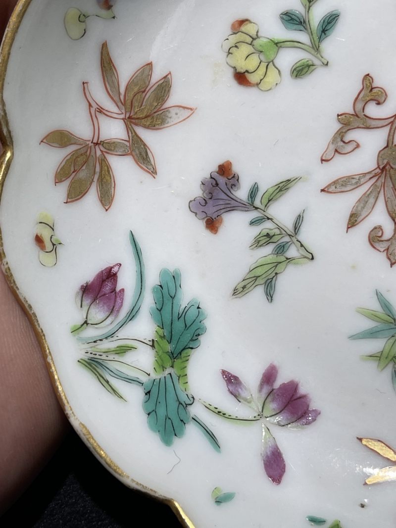 清道光 粉彩描金花卉纹花口盘一对 - 图5