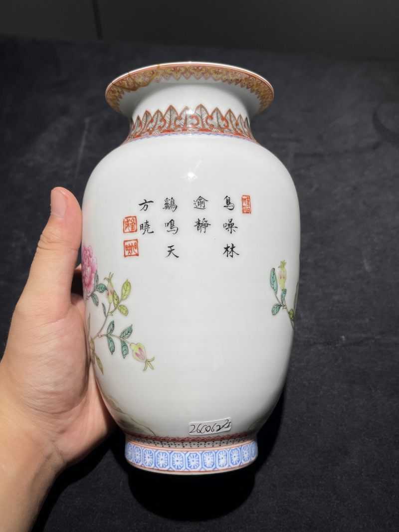 50年代 粉彩花鸟、人物纹瓶一组3件 - 图4
