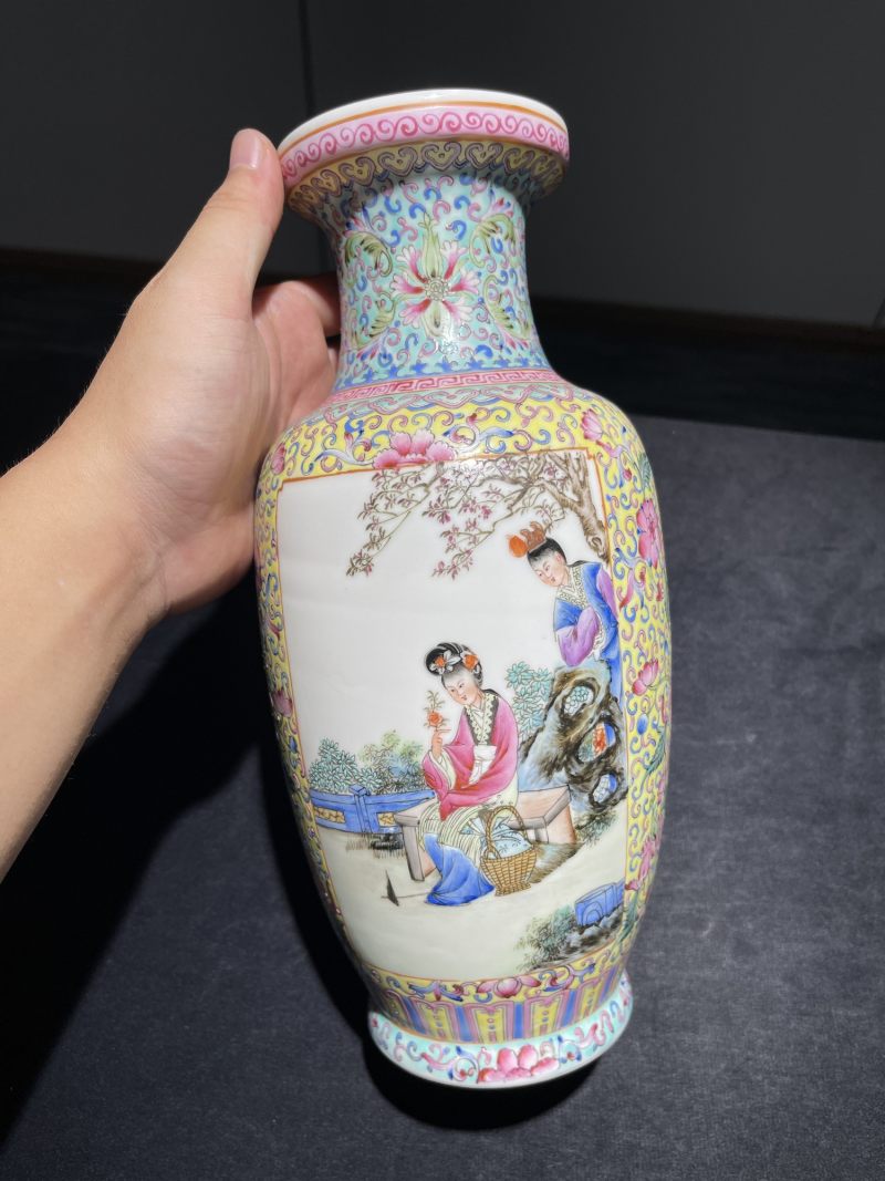 50年代 粉彩开窗侍女人物纹瓶一对 - 图2