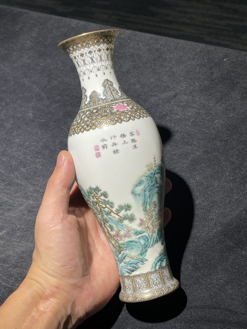 民国 粉彩通景山水纹观音瓶 - 图3