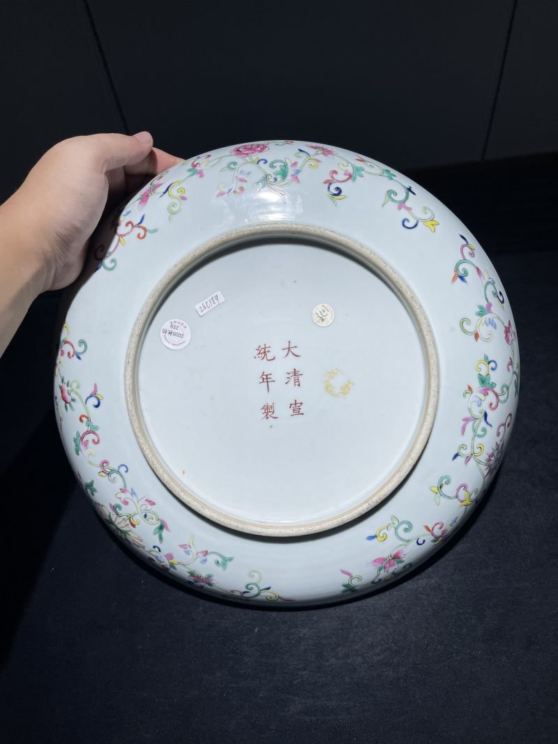 清宣统 黄地粉彩福寿纹大盘 - 图6