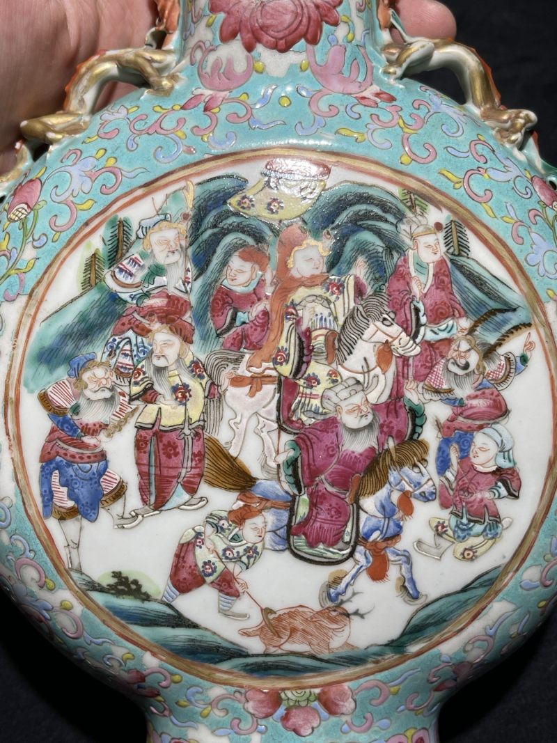 清同治 粉彩花卉开光花鸟人物纹抱月瓶一对 - 图3