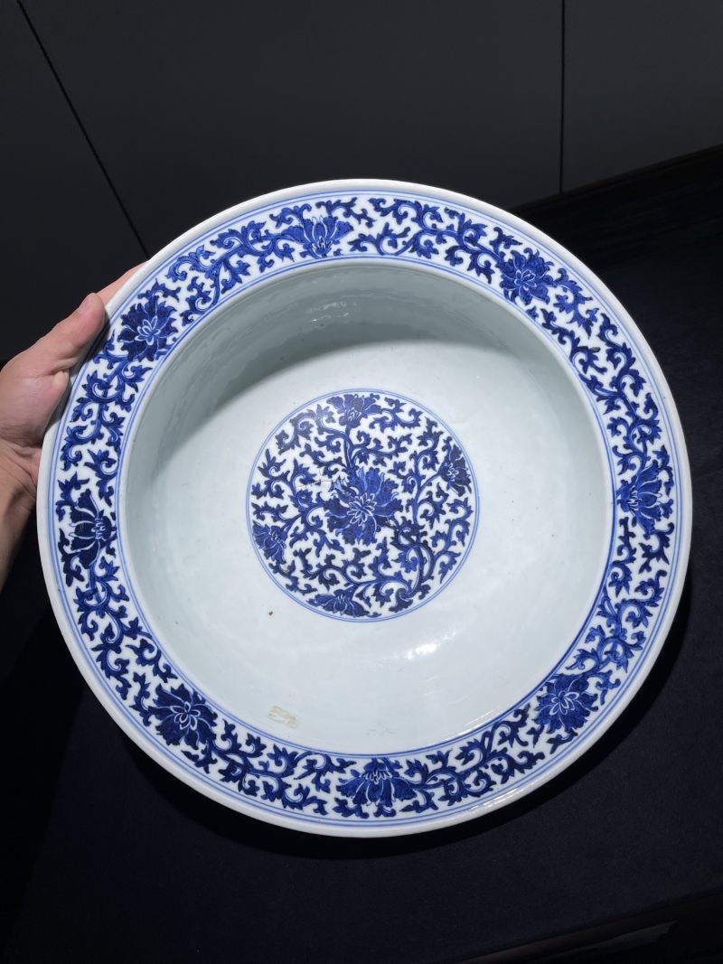 清乾隆 青花缠枝莲纹折沿洗 - 图2