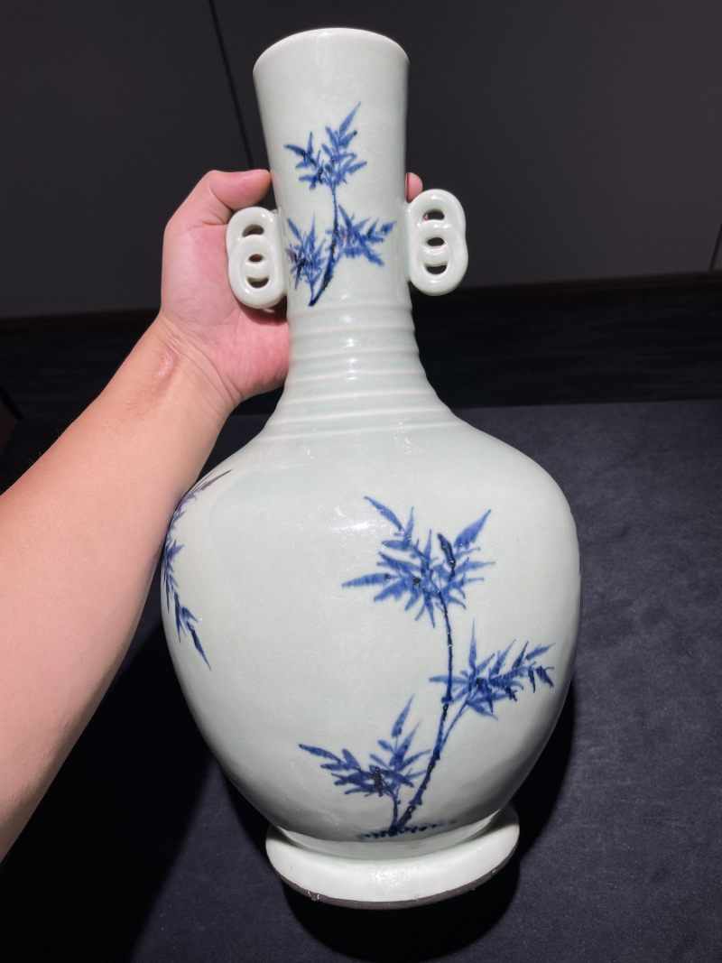 清乾隆 唐英风格豆青地青花釉里红竹石纹七旋瓶 - 图6