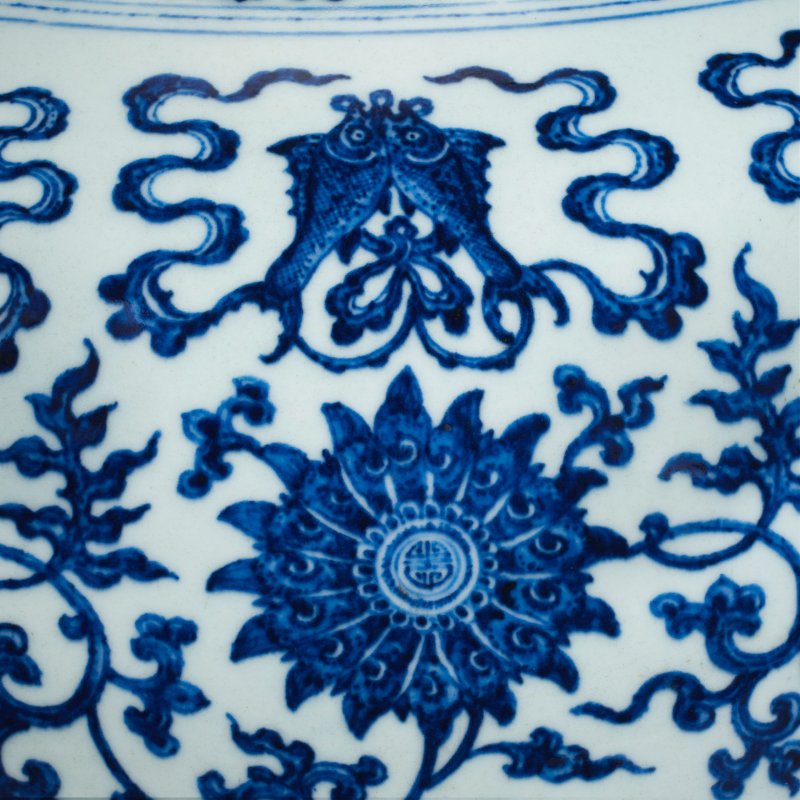 清乾隆 青花纏枝蓮八吉祥紋鋪首耳壺 | A VERY RARE LARGE IMPERIAL MING-STYLE BLUE AND WHITE 'BAJIXIANG' VASE, HU - 图15