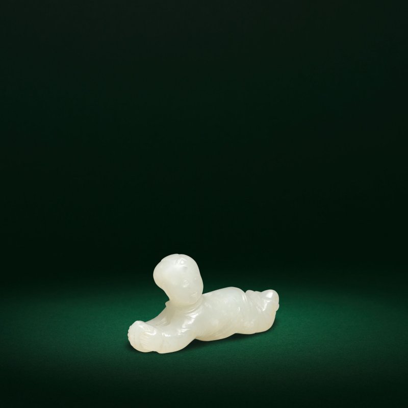 宋/明 白玉戲球童子 | A RARE WHITE JADE CARVING OF A RECUMBENT BOY - 图3