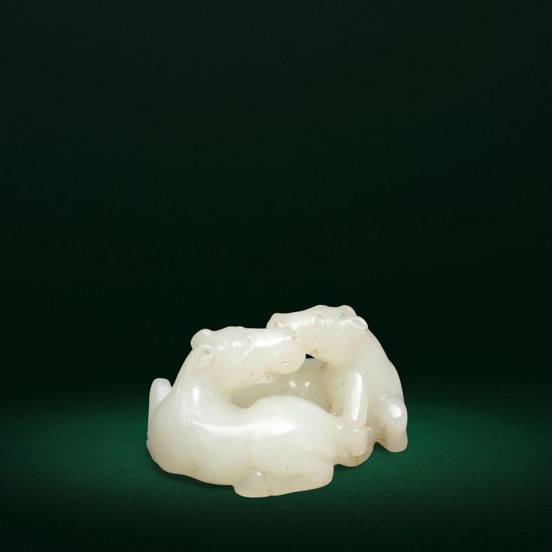 十八世紀 白玉雙馬擺件 | A VERY PALE GREEN JADE CARVING OF TWO HORSES - 图2