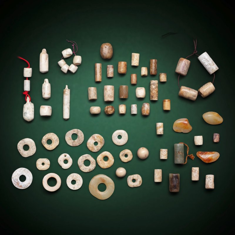 新石器時代及更晚 玉錐形器、玉管形器、玉璧及玉珠等 | A GROUP OF JADE DISCS, AWL-SHAPED ORNAMENTS, TUBES AND BEADS - 图1