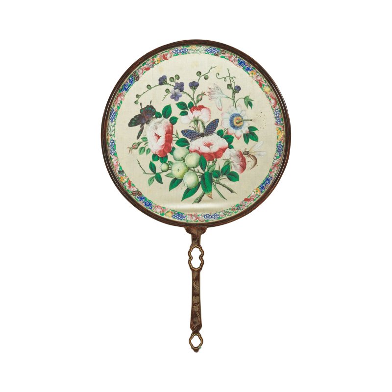 清晚期 緞綉百鳥紋扇一對 | A PAIR OF SILK EMBROIDERED 'HUNDRED BIRDS' FANS - 图4