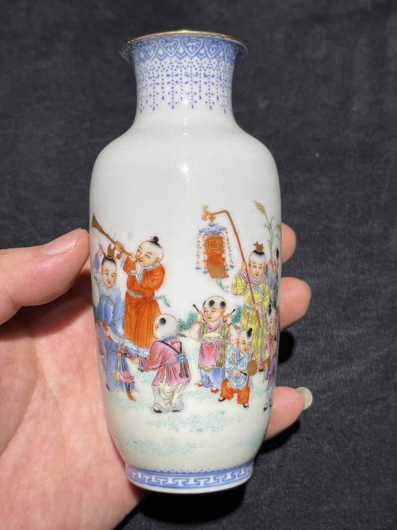 民国 粉彩婴戏纹小瓶 - 图2