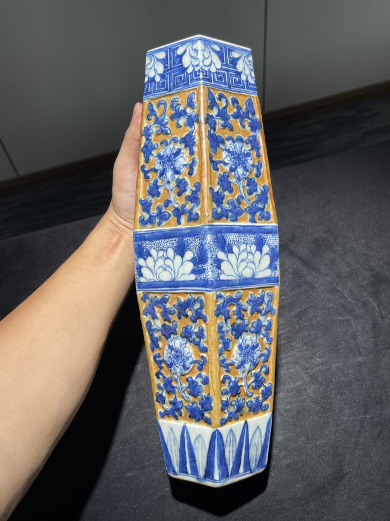 清中期 紫金地青花堆塑花卉纹六方橄榄瓶一对 - 图4
