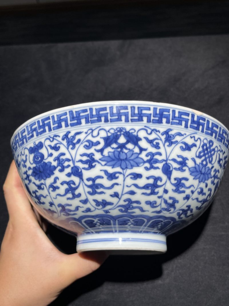 清雍正 青花莲托八宝纹大碗 - 图3
