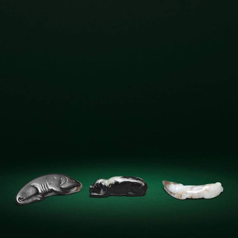 明 玉犬 一組三件 | THREE BLACK AND GREY JADE CARVINGS OF HOUNDS - 图2